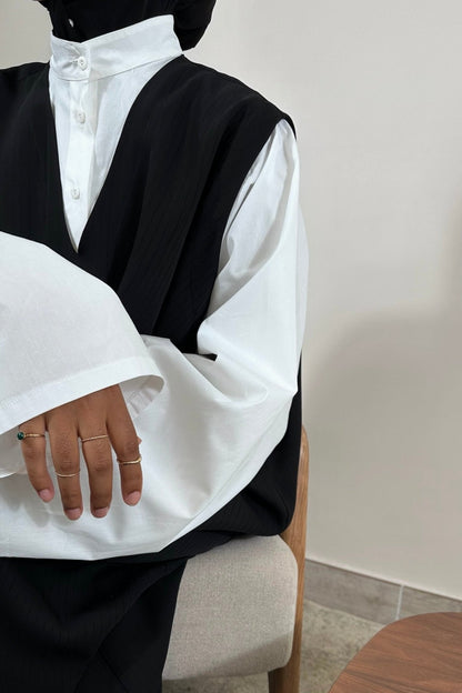 abaya amara noire vue détaillée du produit manches larges blanches robe col v et col écolier